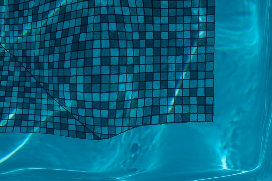 Ako rozpoznať, ošetriť a odstrániť riasy vo vašom bazéne